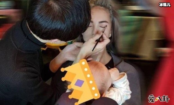 昆凌工作中带孩子
