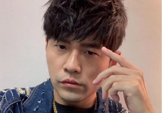 追周杰伦追到自己成了明星, 网友：这个女孩子的操作很可以！