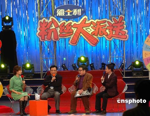 64岁鲍国安为新戏学武术：当武术演员太不容易——中新网