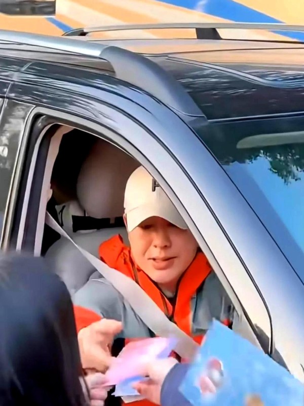 张颂文被骂上热搜给娱乐圈所有明星敲响警钟：口碑易碎且行且珍惜