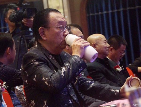 侯耀华：我对杨议不满意的，就是海河边遛猴，但我还是选择原谅他