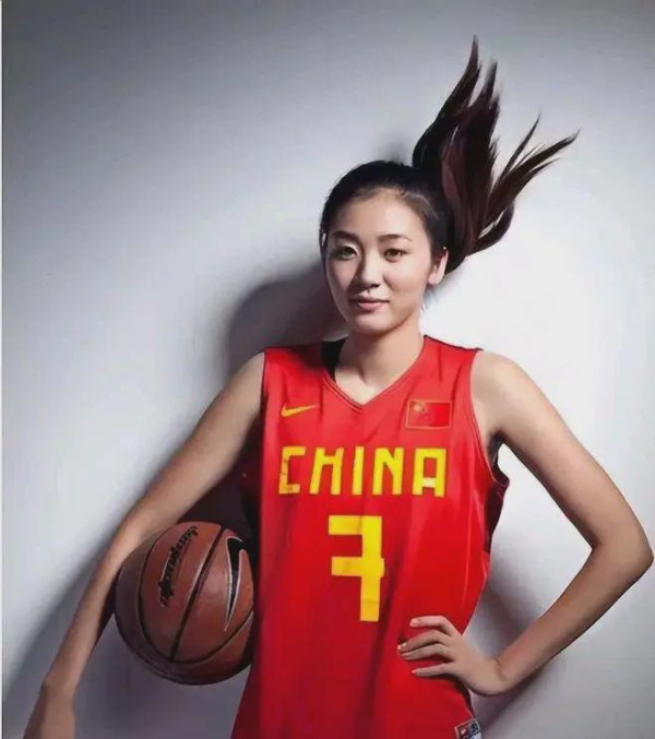 1米88篮球女神赵爽：2022年嫁1米9胖乎乎老公，近况如何？