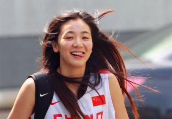 她是中国女篮第一美女，容颜堪比明星，科比库里都被她征服过！