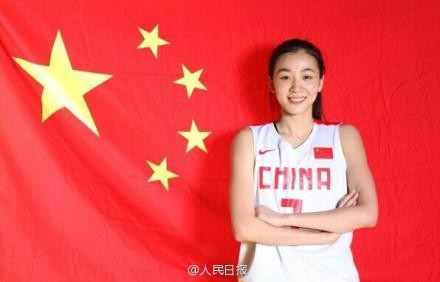 她是中国女篮第一美女，容颜堪比明星，科比库里都被她征服过！