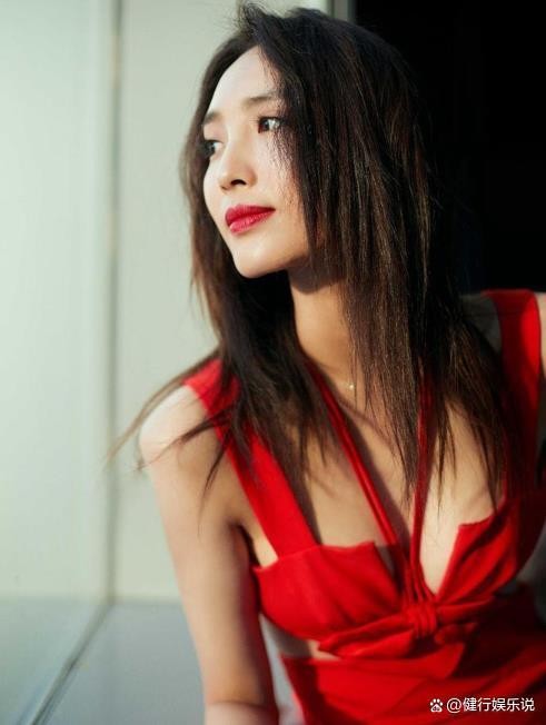 爆红女神王紫璇，事业高升，身材性感火辣，被称为“校花女神”！