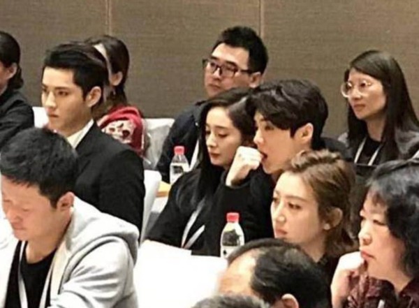 鹿晗吴亦凡同桌热聊，一个主动聊天，一个主动换座，关系超好！