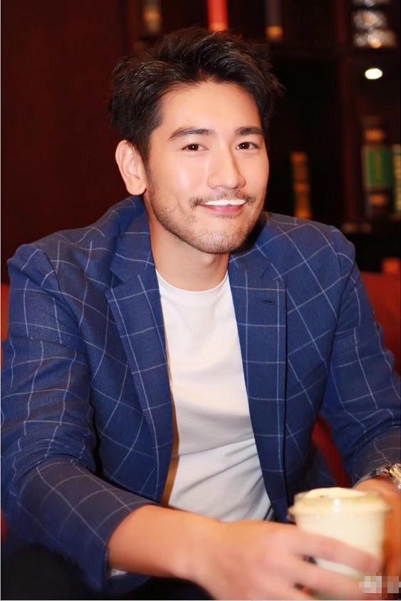 高以翔哥哥晒生活近照，兄弟俩越发相似认不出，家族基因过于强大