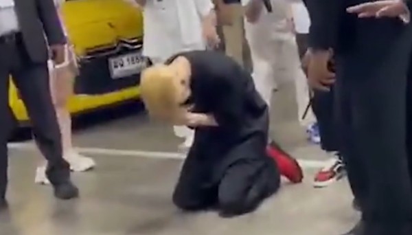 王嘉尔在泰国为什么对粉丝下跪 王嘉尔泰国下跪出于什么原因