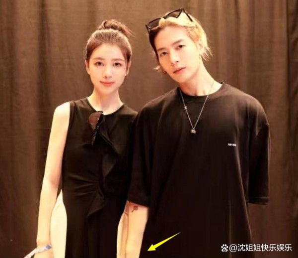 王嘉尔和大杨嫂亲密地拍照，与美女互动激烈，不再表现出绅士风度