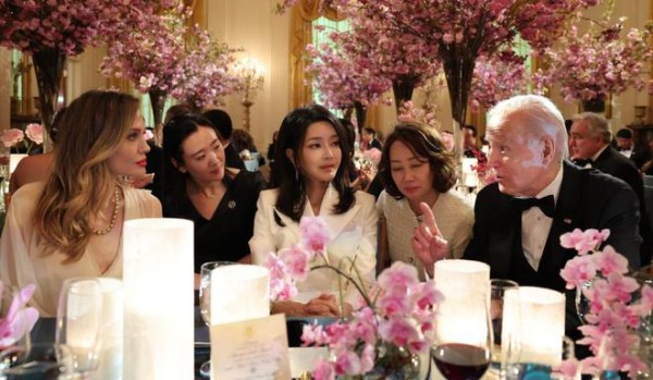 金建希与影星握手不摘手套，安吉丽娜戴黄珍珠抢镜，样子超像彭磊