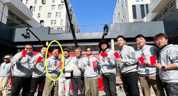 德云社孔云龙最新电影开机，晒照引热议，网友：三哥挺起来了
