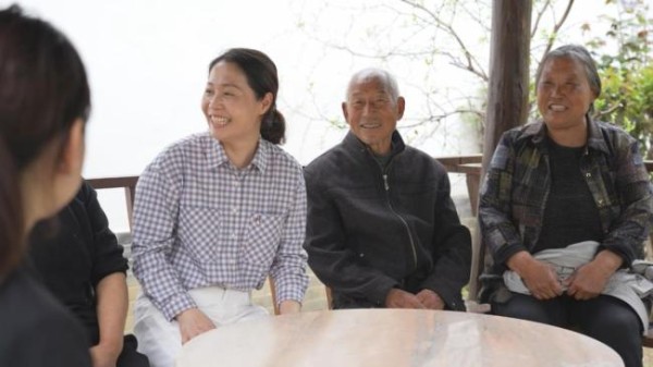 河南80后女村支书当选全国劳动模范 小红薯成就大产业