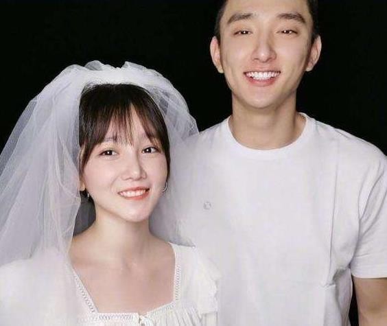 于小彤回击麦迪娜的讽刺，不过和海陆、陈小纭的相处都暴露低情商