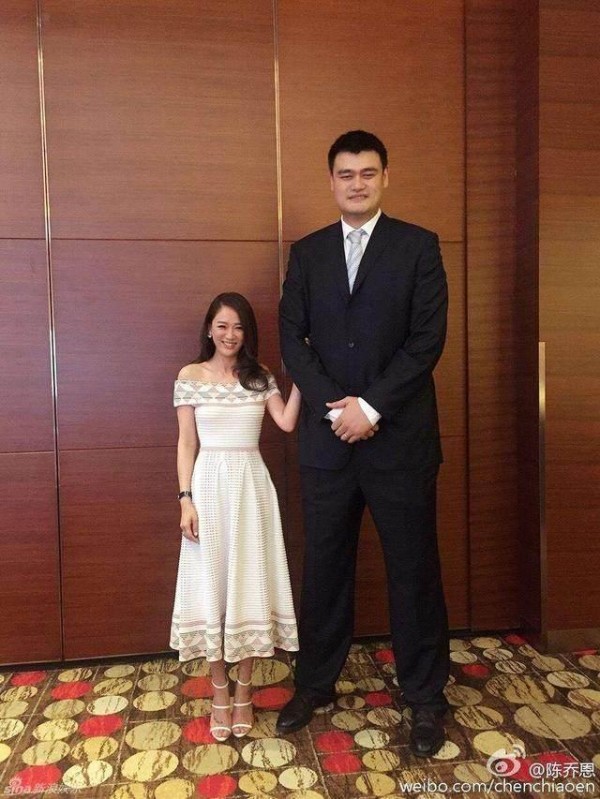 7位明星和姚明合影，个个都惨不忍睹，唯独只有和她最和谐