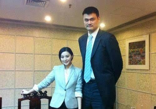 7位明星和姚明合影，个个都惨不忍睹，唯独只有和她最和谐