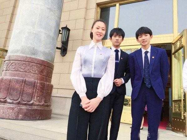 与惠若琪合影，王源千玺调皮，贾乃亮机智，而baby有些尴尬