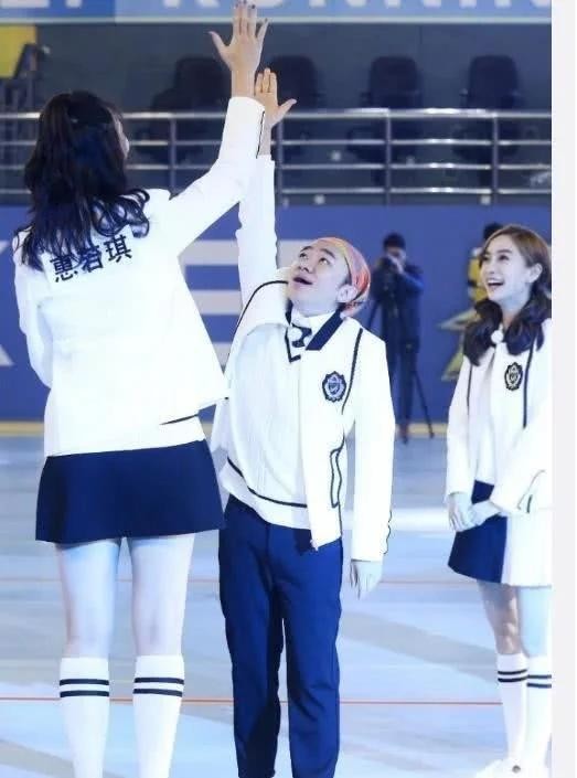 与惠若琪合影，王源千玺调皮，贾乃亮机智，而baby有些尴尬