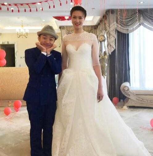 与惠若琪合影，王源千玺调皮，贾乃亮机智，而baby有些尴尬