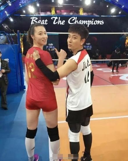 与惠若琪合影，王源千玺调皮，贾乃亮机智，而baby有些尴尬