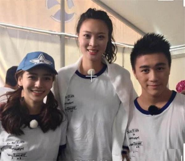 与惠若琪合影，王源千玺调皮，贾乃亮机智，而baby有些尴尬