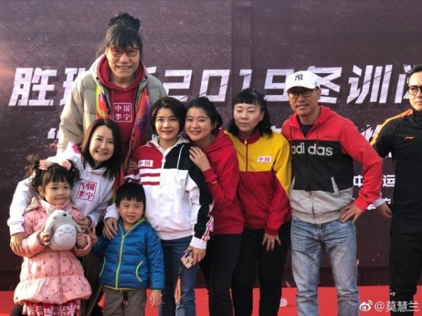 52岁女巨人郑海霞抱朋友的小孩，母性尽显，与丈夫结婚9年仍无孩