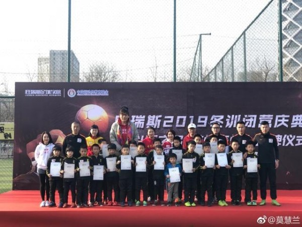 52岁女巨人郑海霞抱朋友的小孩，母性尽显，与丈夫结婚9年仍无孩