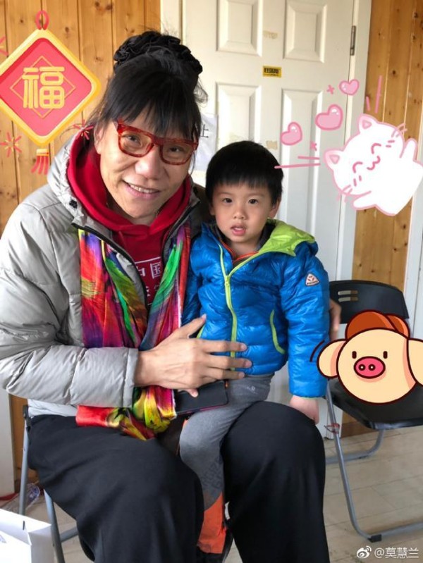 52岁女巨人郑海霞抱朋友的小孩，母性尽显，与丈夫结婚9年仍无孩