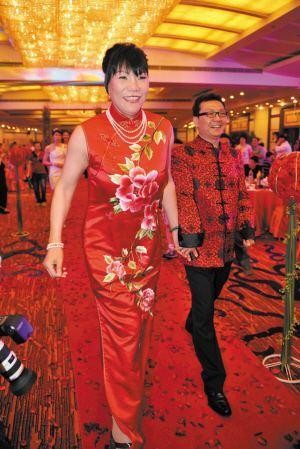 52岁女巨人郑海霞抱朋友的小孩，母性尽显，与丈夫结婚9年仍无孩
