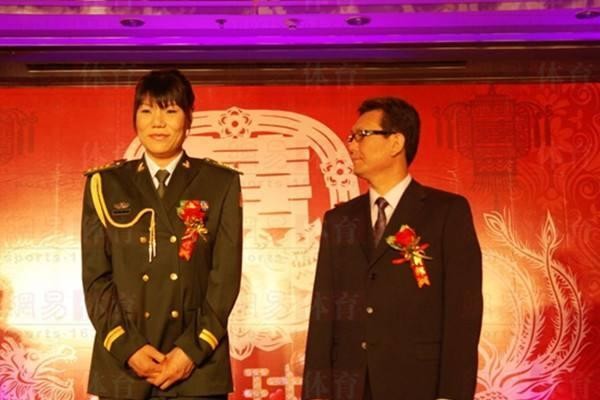 52岁女巨人郑海霞抱朋友的小孩，母性尽显，与丈夫结婚9年仍无孩