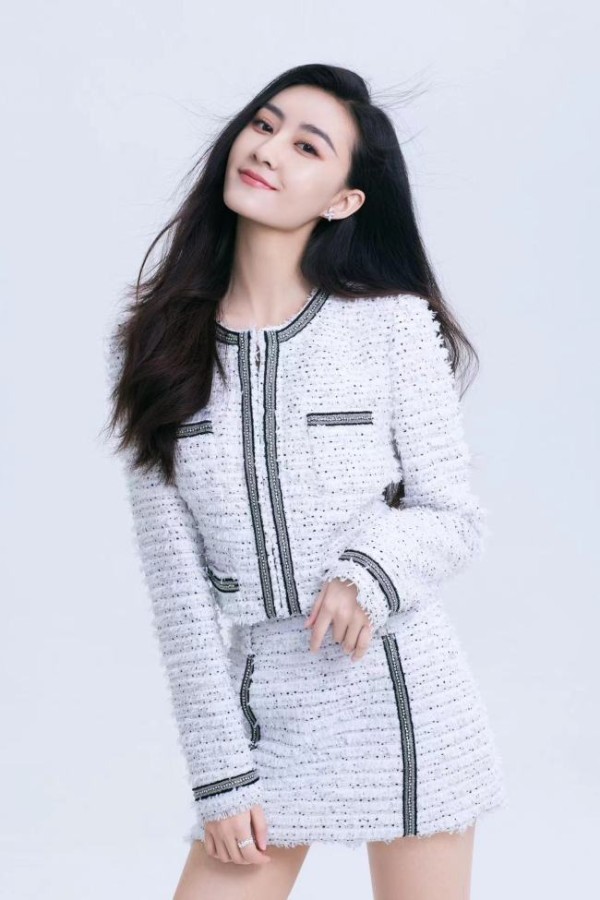 焦钰《花琉璃轶闻》开播 化身古代追星少女