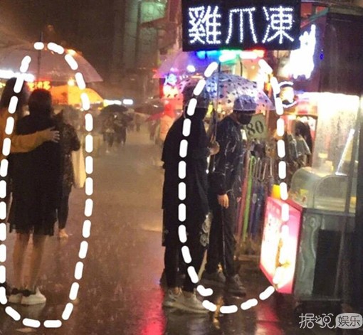 周杰伦冒雨陪昆凌买小吃 这样宠妻的爱豆值得再粉一万年