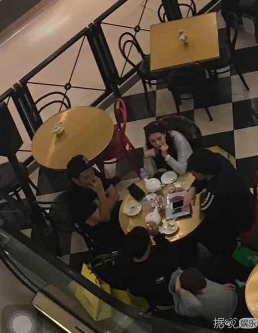 周杰伦冒雨陪昆凌买小吃 这样宠妻的爱豆值得再粉一万年