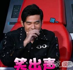 周杰伦冒雨陪昆凌买小吃 这样宠妻的爱豆值得再粉一万年