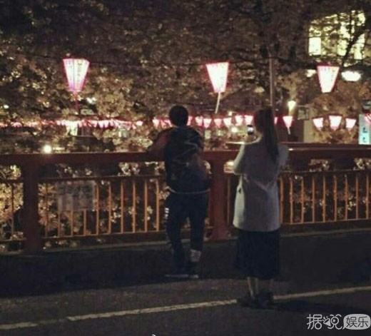 周杰伦冒雨陪昆凌买小吃 这样宠妻的爱豆值得再粉一万年