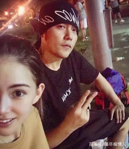 周杰伦昆凌和素人球友拍合影，昆凌和男生合照刻意拉开距离