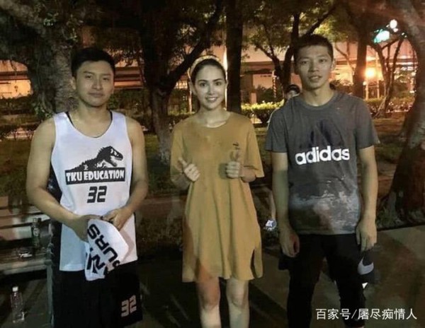 周杰伦昆凌和素人球友拍合影，昆凌和男生合照刻意拉开距离