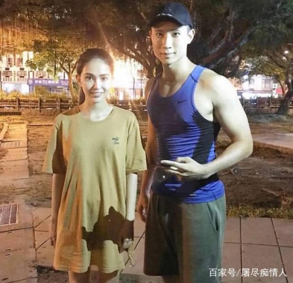 周杰伦昆凌和素人球友拍合影，昆凌和男生合照刻意拉开距离