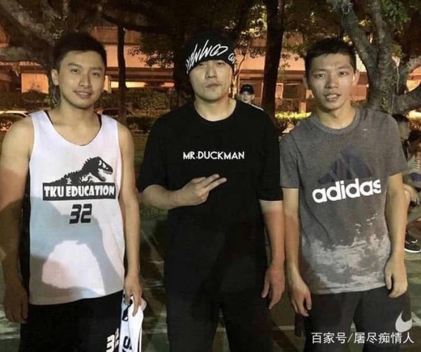 周杰伦昆凌和素人球友拍合影，昆凌和男生合照刻意拉开距离