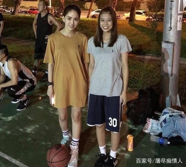 周杰伦昆凌和素人球友拍合影，昆凌和男生合照刻意拉开距离