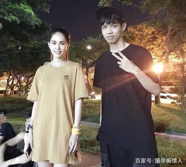 周杰伦昆凌和素人球友拍合影，昆凌和男生合照刻意拉开距离