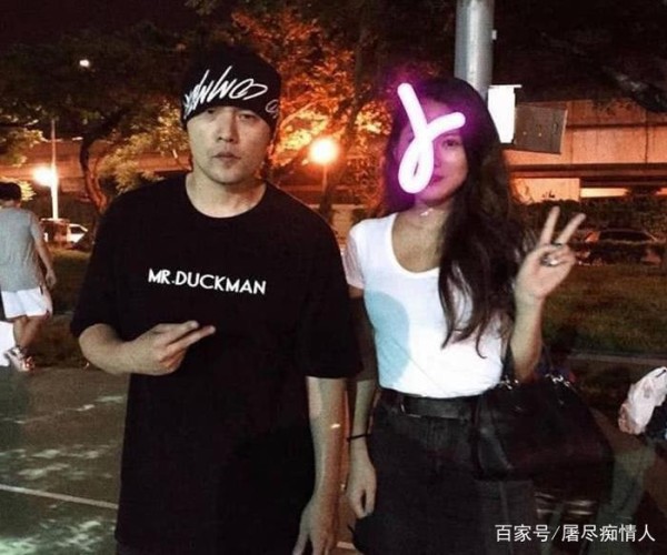 周杰伦昆凌和素人球友拍合影，昆凌和男生合照刻意拉开距离