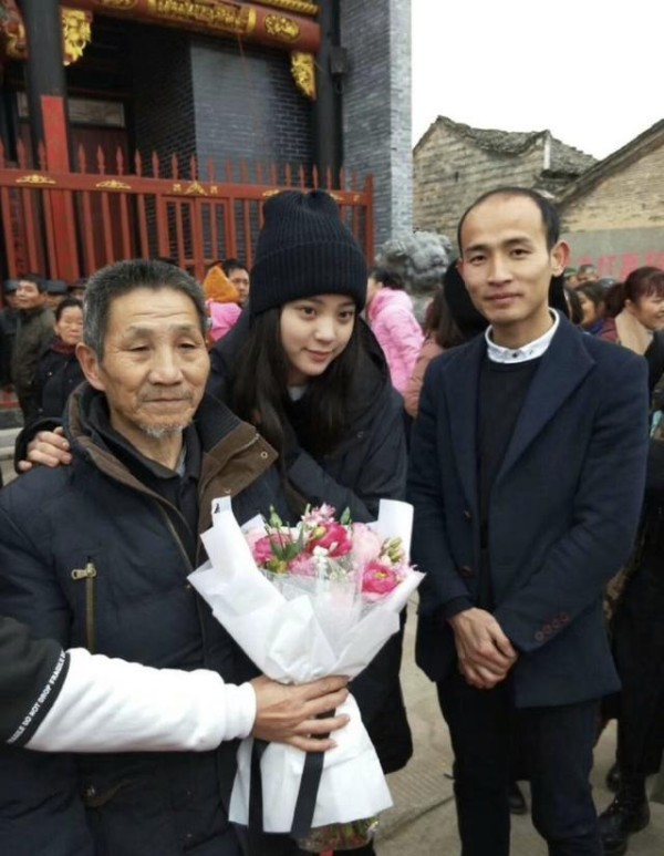 欧阳娜娜人红是非多祭祖被呛排场大，如今与房祖名恋情又惊动成龙