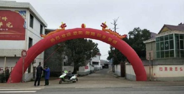 欧阳娜娜人红是非多祭祖被呛排场大，如今与房祖名恋情又惊动成龙
