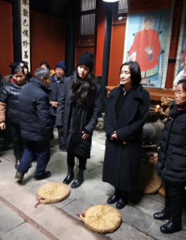 欧阳娜娜人红是非多祭祖被呛排场大，如今与房祖名恋情又惊动成龙