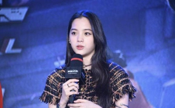 欧阳娜娜人红是非多祭祖被呛排场大，如今与房祖名恋情又惊动成龙