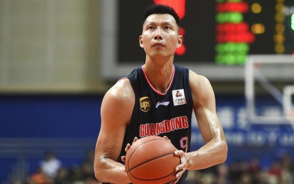 在娱乐圈，易建联的好友还有“黑人”陈建州和范玮琪夫妇