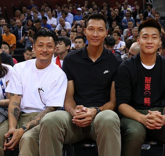 在娱乐圈，易建联的好友还有“黑人”陈建州和范玮琪夫妇