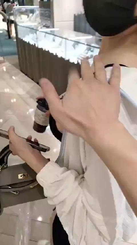台妹就是开放 穿成这样就出门