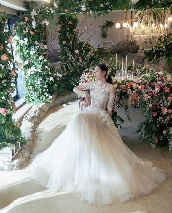 玄彬和孙艺珍庆祝结婚两周年，公开新婚纱照