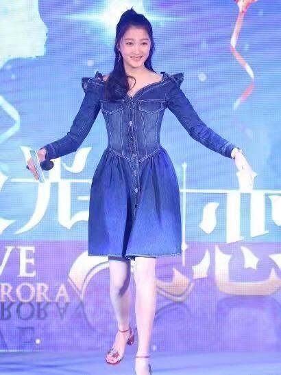 关晓彤演大妈被赞基本功扎实，衣品却被网友吐槽像“大妈”是事实